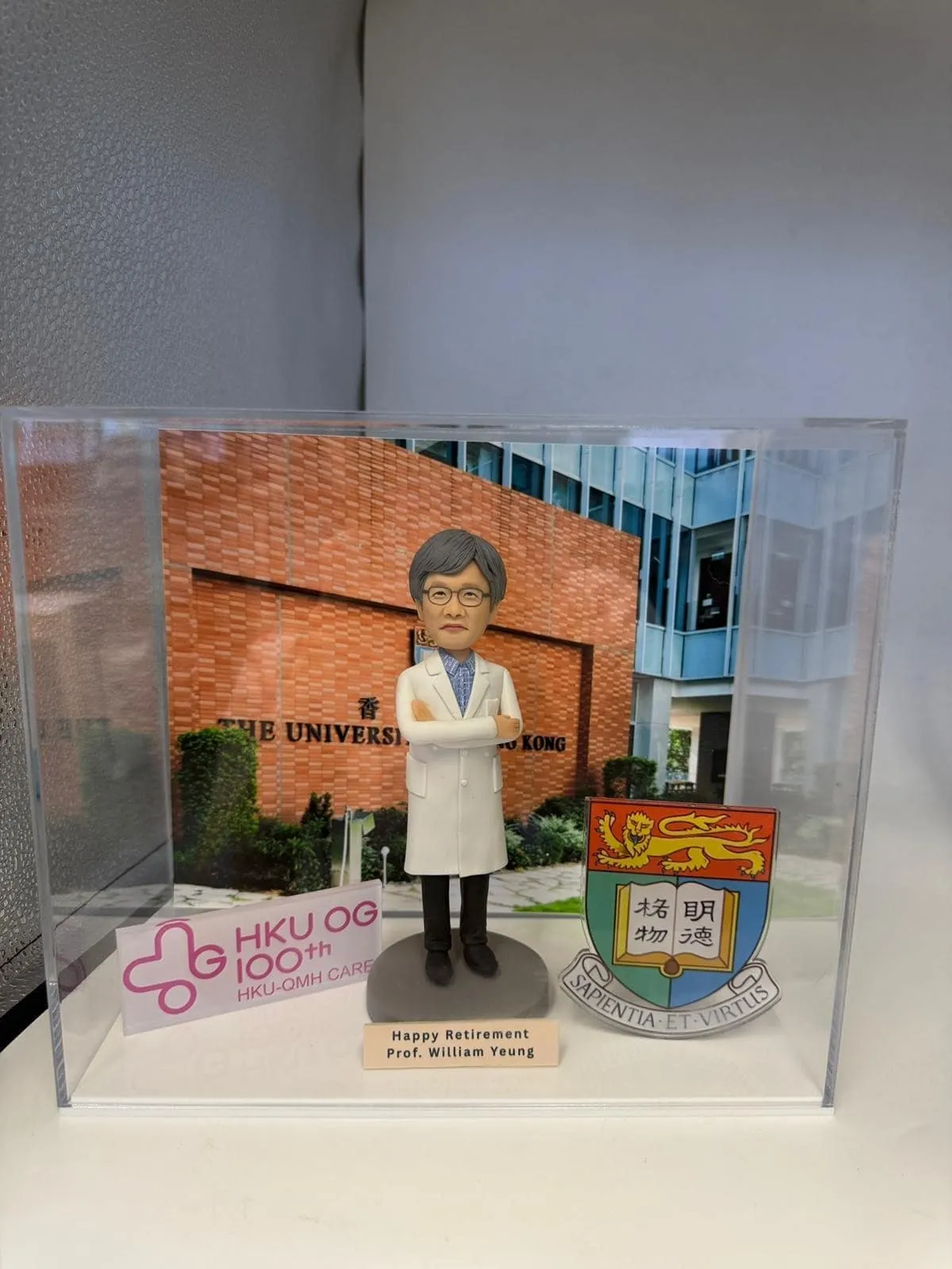 【港大校舍外牆場景】退休致敬｜老師人像公仔 × 透明展示盒