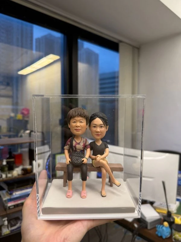 兩人並肩坐於木長椅上，表情微笑真摯