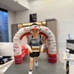 馬拉松跑手人像公仔，跑步姿勢走向印有贊助商Logo的終點拱門，胸前配上客製化號碼布