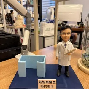 客製醫師公仔展示於藍色場景與銘牌底座,穿白袍手持病歷卷軸,醫護致敬與感謝禮物首選