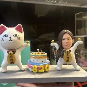 招財貓與人像雙公仔同款招手姿,中央 820 生日蛋糕,開運與生日雙主題創意組合
