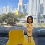 穿白袍配聽診器的女醫生人像公仔站在黃色底座上，旁邊設有收納格與名牌