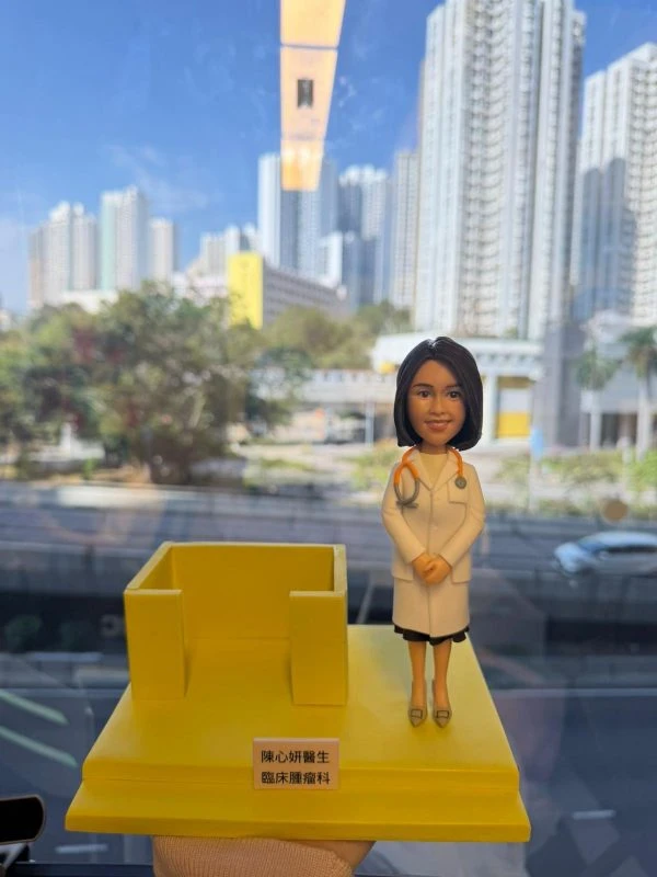 穿白袍配聽診器的女醫生人像公仔站在黃色底座上，旁邊設有收納格與名牌