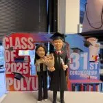 客製畢業情侶公仔，男生穿學士袍戴方帽手持畢業證書與花束，女生穿淺色外套與黑長褲並肩而立，背板寫有「CLASS OF 2025 POLYU」與「31st CONGREGATION」